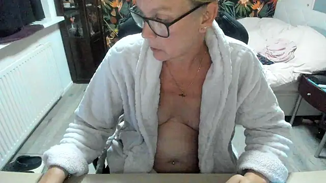 minoesje37 online show from September 10, 2025, 7:24 pm