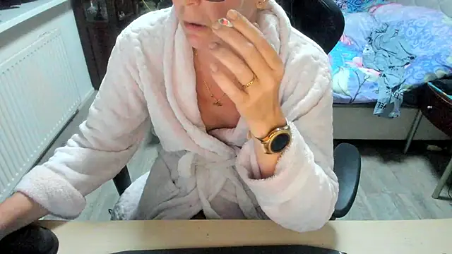 minoesje37 online show from October 5, 2025, 6:53 pm