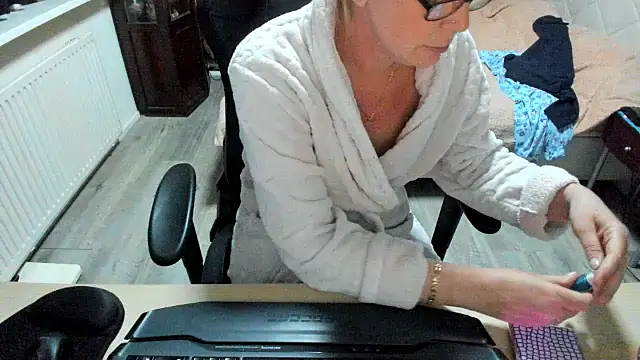 minoesje37 online show from March 9, 2025, 8:10 pm