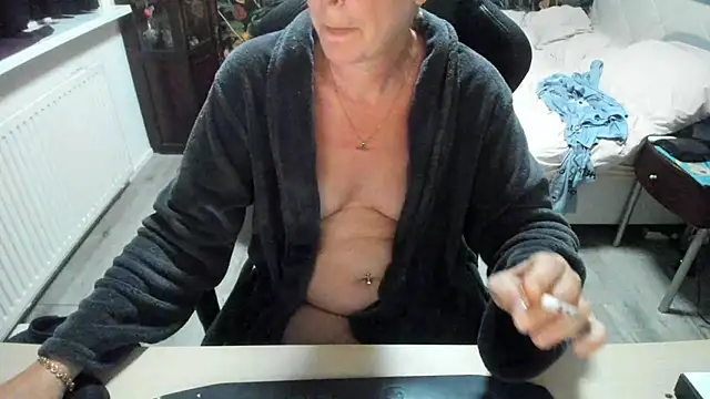 minoesje37 online show from September 15, 2025, 7:36 pm