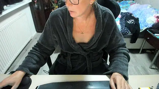 minoesje37 online show from September 29, 2025, 7:19 pm