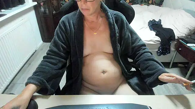 minoesje37 online show from September 20, 2025, 8:36 pm