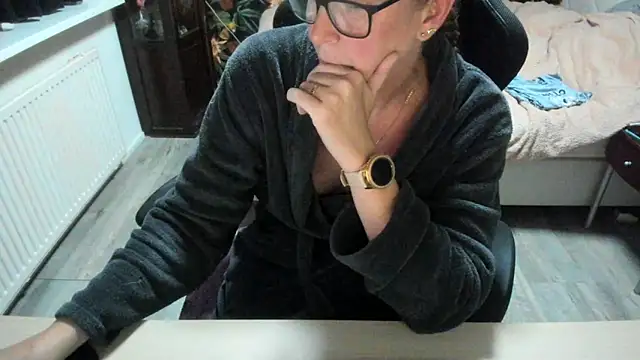 minoesje37 online show from October 30, 2025, 8:28 pm