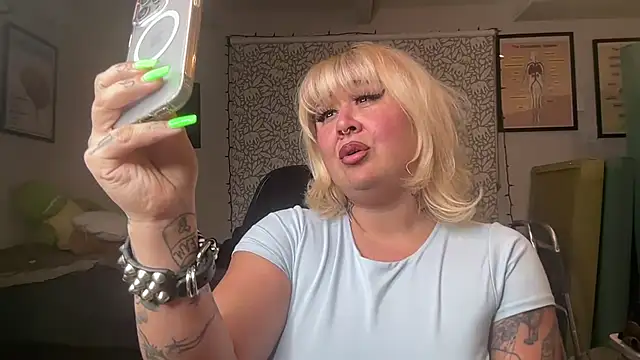 Snapshot of Sad1st1kSadie chatting on January 1, 2025, 5:01 am Sad1st1kSadie online show from January 1, 2025, 5:01 am