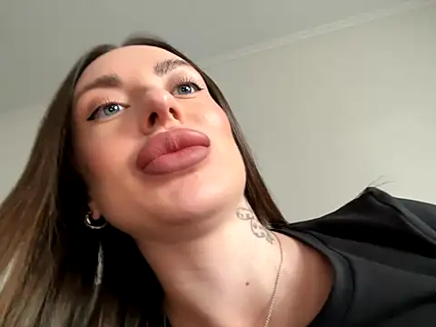 Snapshot of Blondeqlove chatting on October 15, 2025, 11:51 am Blondeqlove online show from October 15, 2025, 11:51 am