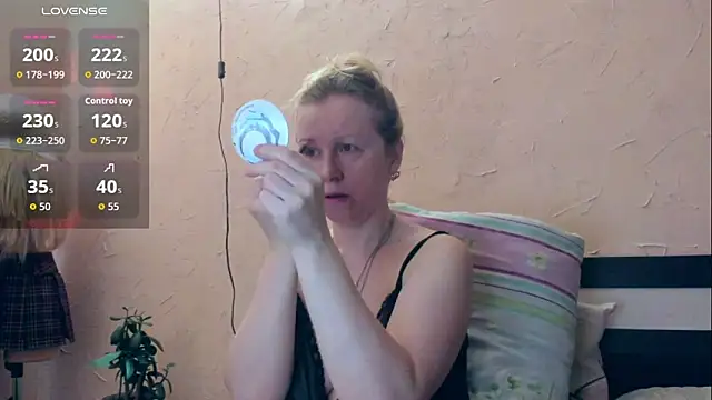 Snapshot of I_AM_MILF chatting on May 4, 2026, 7:11 am I AM MILF online show from May 4, 2026, 7:11 am