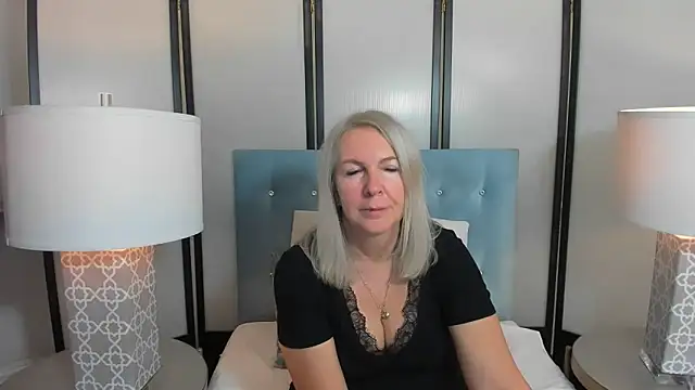 Snapshot of EricaTop chatting on November 6, 2025, 9:30 pm EricaTop online show from November 6, 2025, 9:30 pm