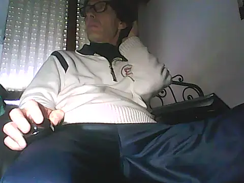 Snapshot of Moro_ra chatting on May 18, 2026, 11:26 am Moro ra online show from May 18, 2026, 11:26 am