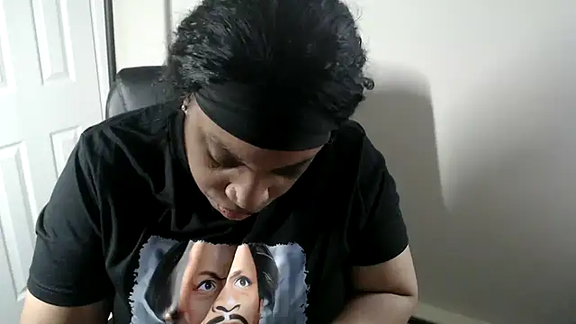 Snapshot of Sexymona1218 chatting on May 14, 2026, 9:34 pm Sexymona1218 online show from May 14, 2026, 9:34 pm