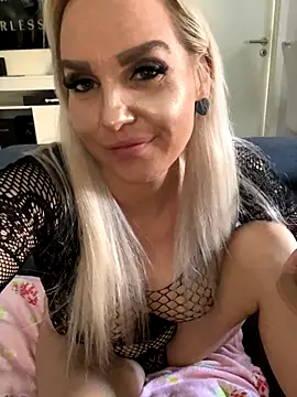 Snapshot of MIA-XXX chatting on October 5, 2025, 1:57 pm MIA-XXX online show from October 5, 2025, 1:57 pm