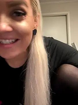 Snapshot of MIA-XXX chatting on October 6, 2025, 6:08 pm MIA-XXX online show from October 6, 2025, 6:08 pm