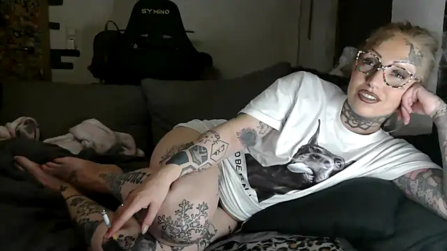 RoxxyInk online show from April 20, 2026, 10:44 pm