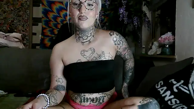 Snapshot of RoxxyInk chatting on October 15, 2025, 10:40 pm RoxxyInk online show from October 15, 2025, 10:40 pm