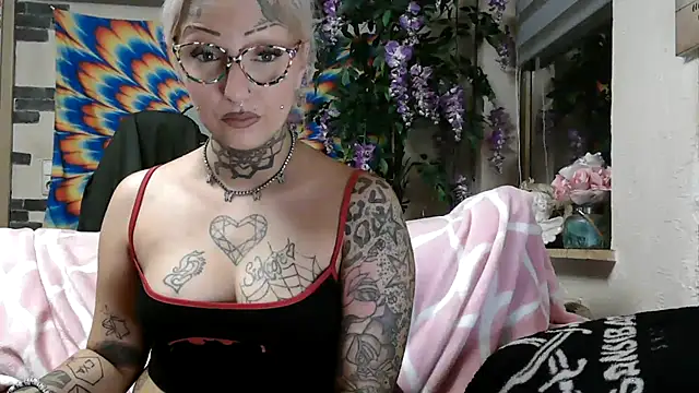 Snapshot of RoxxyInk chatting on October 19, 2025, 9:28 pm RoxxyInk online show from October 19, 2025, 9:28 pm