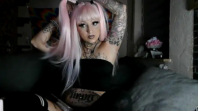 Snapshot of RoxxyInk chatting on January 22, 2025, 11:10 pm RoxxyInk online show from January 22, 2025, 11:10 pm