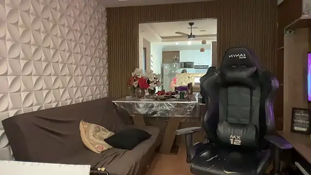 Leilacharlotte online show from April 10, 2026, 12:23 pm