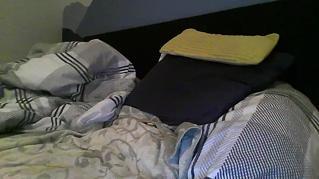 Menic0n online show from November 12, 2025, 3:27 pm