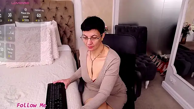 Snapshot of BustyPenellope chatting on February 3, 2026, 4:10 am BustyPenellope online show from February 3, 2026, 4:10 am