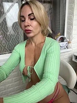 Snapshot of Hotnessi chatting on October 1, 2025, 5:12 am Hotnessi online show from October 1, 2025, 5:12 am