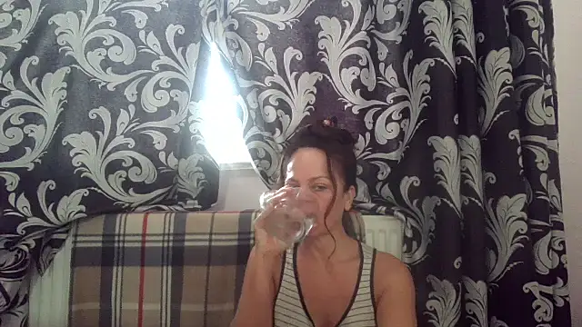 LindaStarS online show from November 12, 2025, 7:56 am