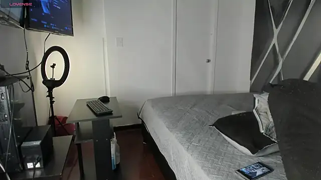 moonsweet1 online show from April 27, 2026, 6:50 pm