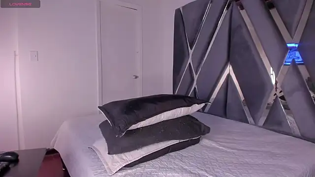 moonsweet1 online show from September 18, 2025, 5:49 pm