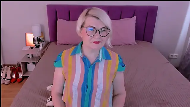 sabrinamacmarren online show from November 24, 2025, 9:53 am