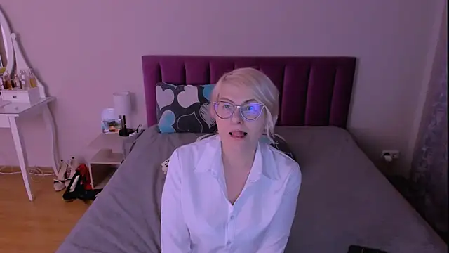 sabrinamacmarren online show from February 8, 2026, 8:39 pm