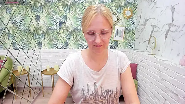 Snapshot of Paris_Cherry chatting on September 16, 2025, 8:21 pm Paris Cherry online show from September 16, 2025, 8:21 pm