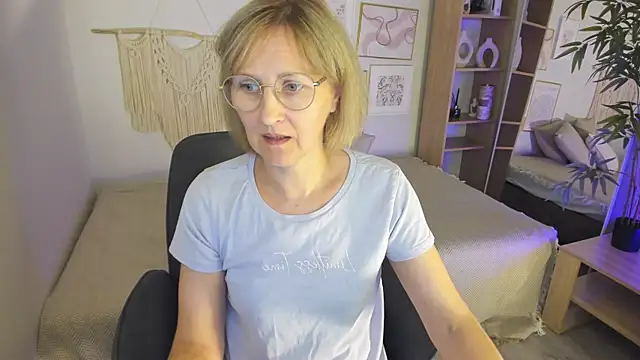 Snapshot of Paris_Cherry chatting on September 17, 2025, 8:11 pm Paris Cherry online show from September 17, 2025, 8:11 pm