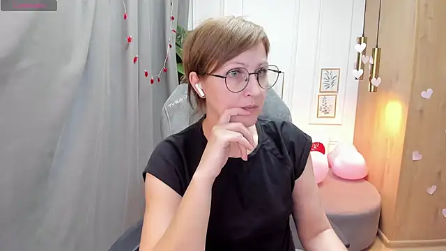 Snapshot of Paris_Cherry chatting on February 18, 2025, 1:33 pm Paris Cherry online show from February 18, 2025, 1:33 pm