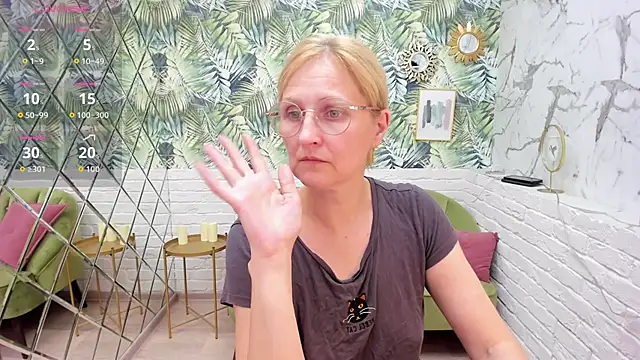 Snapshot of Paris_Cherry chatting on September 14, 2025, 8:42 pm Paris Cherry online show from September 14, 2025, 8:42 pm