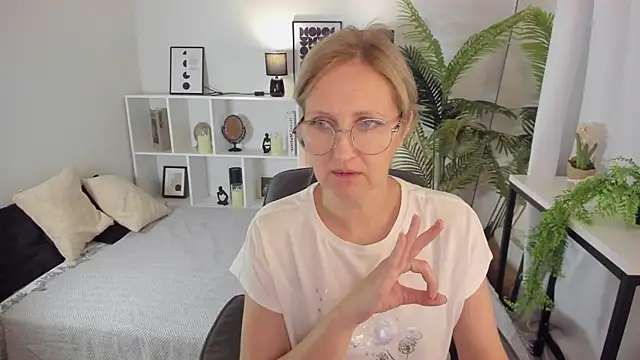 Snapshot of Paris_Cherry chatting on September 28, 2025, 8:05 pm Paris Cherry online show from September 28, 2025, 8:05 pm