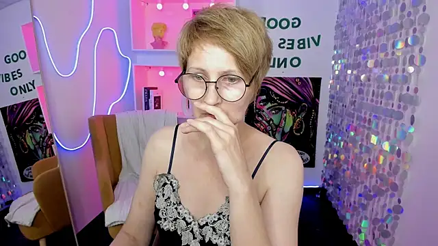 Snapshot of Paris_Cherry chatting on July 29, 2026, 5:56 pm Paris Cherry online show from July 29, 2026, 5:56 pm