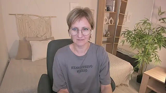 Snapshot of Paris_Cherry chatting on October 26, 2025, 8:31 pm Paris Cherry online show from October 26, 2025, 8:31 pm