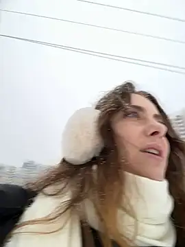 Snapshot of MariiD chatting on December 16, 2024, 9:57 am MariiD online show from December 16, 2024, 9:57 am