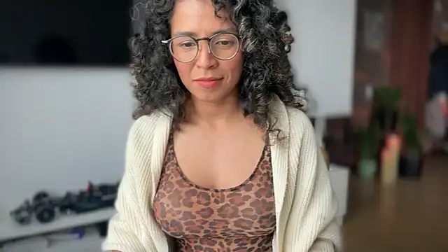 Snapshot of illaroom chatting on October 10, 2025, 8:42 pm illaroom online show from October 10, 2025, 8:42 pm