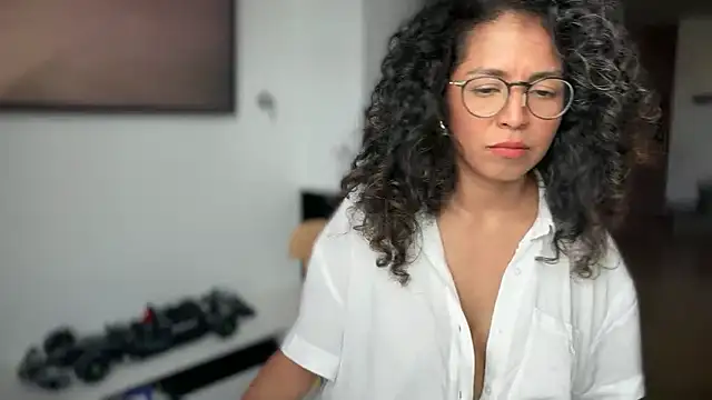 Snapshot of illaroom chatting on October 30, 2025, 7:44 pm illaroom online show from October 30, 2025, 7:44 pm