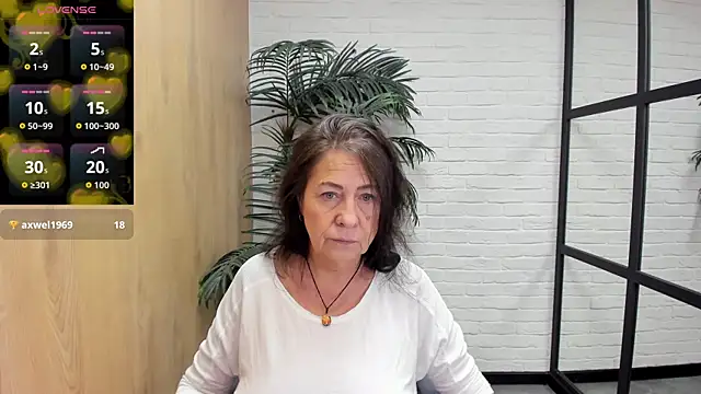 Snapshot of LindaPassionate chatting on December 5, 2025, 5:17 am LindaPassionate online show from December 5, 2025, 5:17 am