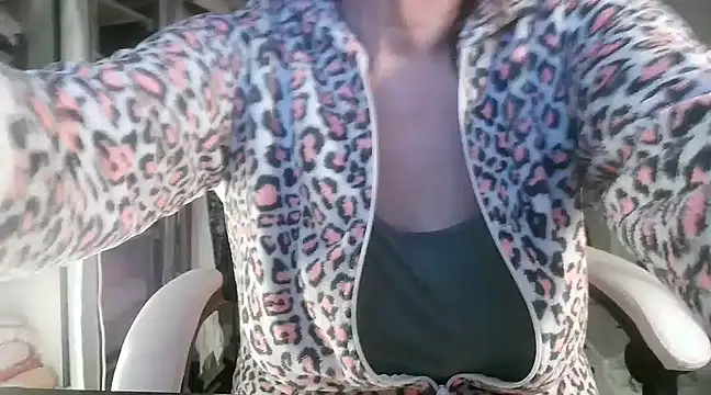 Snapshot of heidi60 chatting on March 10, 2025, 7:33 am heidi60 online show from March 10, 2025, 7:33 am