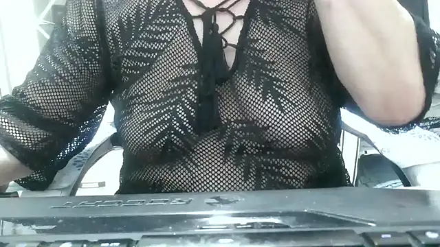 Snapshot of heidi60 chatting on November 16, 2025, 9:47 am heidi60 online show from November 16, 2025, 9:47 am