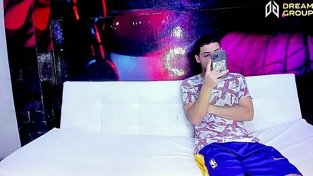 Snapshot of AmazingPartys chatting on November 18, 2025, 1:14 pm AmazingPartys online show from November 18, 2025, 1:14 pm