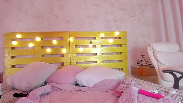 cristinapuerta  online show from November 23, 2025, 11:42 am