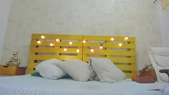 cristinapuerta  online show from November 14, 2025, 11:36 am