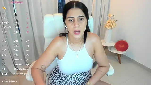 renata t  online show from September 25, 2025, 11:00 pm