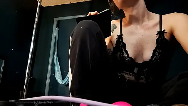 Snapshot of TheDaisyChaos chatting on December 5, 2024, 3:09 am TheDaisyChaos online show from December 5, 2024, 3:09 am