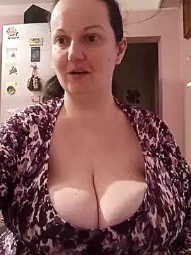 Snapshot of BustyLadyAlma chatting on February 4, 2026, 6:19 am BustyLadyAlma online show from February 4, 2026, 6:19 am