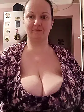 Snapshot of BustyLadyAlma chatting on February 9, 2026, 6:22 am BustyLadyAlma online show from February 9, 2026, 6:22 am