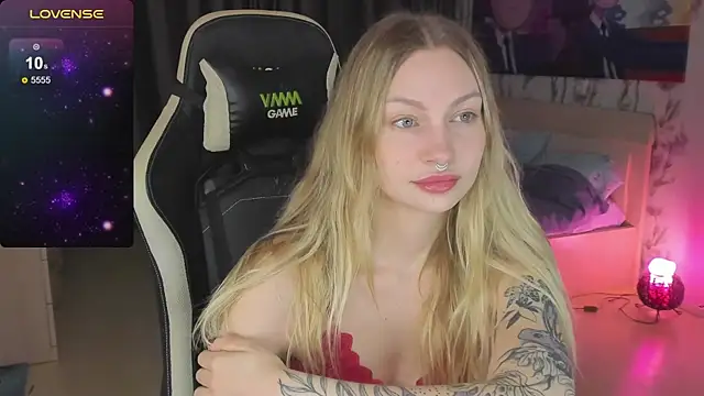 BiMolly online show from March 20, 2025, 4:31 pm