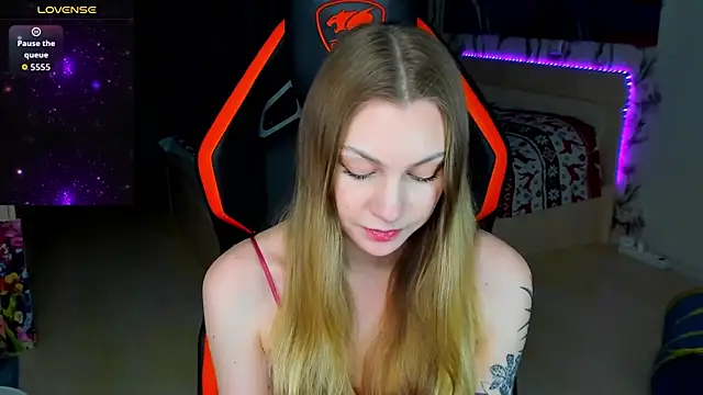 Snapshot of BiMolly chatting on May 4, 2026, 11:18 pm BiMolly online show from May 4, 2026, 11:18 pm